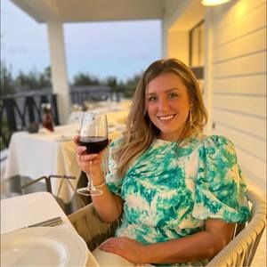 Meet your Posher, Cassandra